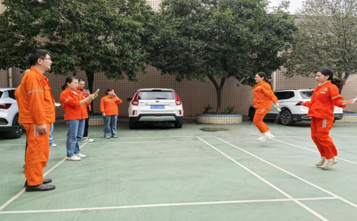 光芒四射，繩彩飛揚(yáng) ——弘旭公司工會(huì)開展秋季跳繩活動(dòng)(圖1)